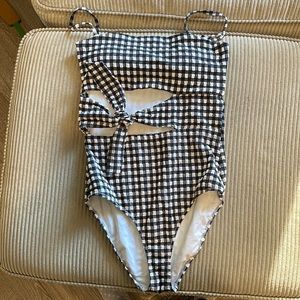 One-piece swim suit with cutout